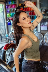 Yemima Suka Banget Sama Harley Davidson Warna Marah dengan Motif Pinestripe