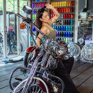 Yemima Suka Banget Sama Harley Davidson Warna Marah dengan Motif Pinestripe