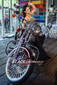 Yemima Suka Banget Sama Harley Davidson Warna Marah dengan Motif Pinestripe