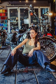 Yemima Suka Banget Sama Harley Davidson Warna Marah dengan Motif Pinestripe