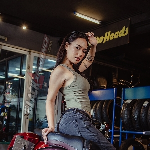 Yemima Suka Banget Sama Harley Davidson Warna Marah dengan Motif Pinestripe