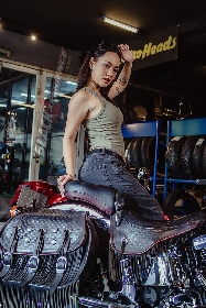 Yemima Suka Banget Sama Harley Davidson Warna Marah dengan Motif Pinestripe