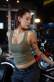 Yemima Suka Banget Sama Harley Davidson Warna Marah dengan Motif Pinestripe