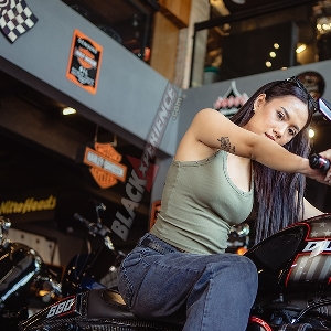 Yemima Suka Banget Sama Harley Davidson Warna Marah dengan Motif Pinestripe