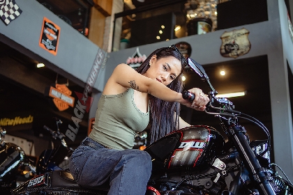 Yemima Suka Banget Sama Harley Davidson Warna Marah dengan Motif Pinestripe