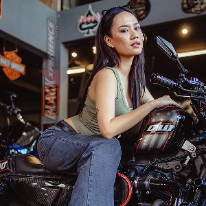 Yemima Suka Banget Sama Harley Davidson Warna Marah dengan Motif Pinestripe