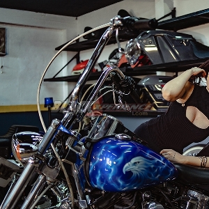 Yemima Suka Banget Sama Harley Davidson Warna Marah dengan Motif Pinestripe