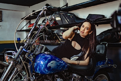 Yemima Suka Banget Sama Harley Davidson Warna Marah dengan Motif Pinestripe