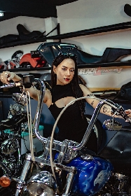 Yemima Suka Banget Sama Harley Davidson Warna Marah dengan Motif Pinestripe