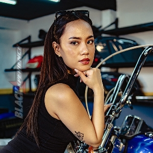 Yemima Suka Banget Sama Harley Davidson Warna Marah dengan Motif Pinestripe