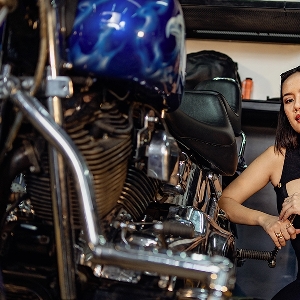 Yemima Suka Banget Sama Harley Davidson Warna Marah dengan Motif Pinestripe