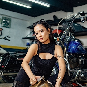 Yemima Suka Banget Sama Harley Davidson Warna Marah dengan Motif Pinestripe