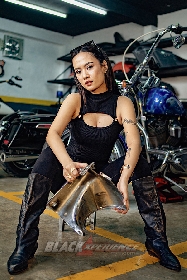 Yemima Suka Banget Sama Harley Davidson Warna Marah dengan Motif Pinestripe