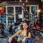 Yemima Suka Banget Sama Harley Davidson Warna Marah dengan Motif Pinestripe