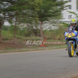 Yamaha R25 in action