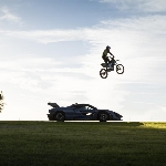 McLaren Senna Adu Pacu dengan Tiga MotoCross, Siapa yang Tercepat?