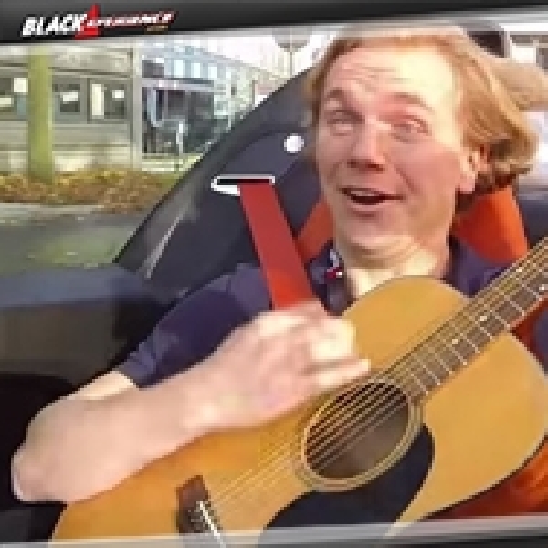 Pria Ini Memainkan Gitar Saat Melesat dengan Bugatti Veyron Vitesse