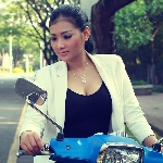 Adu Kece Putri Ayu dan Vespa S 125