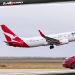 Adu Cepat Tesla P90D S dengan Pesawat Qantas, Boeing 737