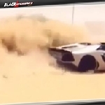 Drifting Lamborghini Aventador Roadster di Atas Pasir