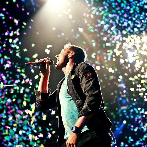 Coldplay Bagikan Video Kolaborasinya dengan Michael J. Fox