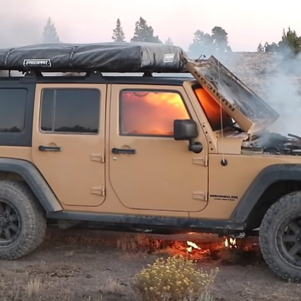 Seorang YouTuber Mengalami Kebakaran pada Jeep Wranglernya
