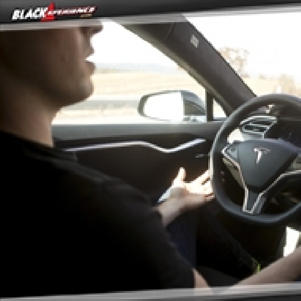 Fitur Autopilot Ternyata Bisa Merubah Tesla Jadi Mobil Tanpa Awak