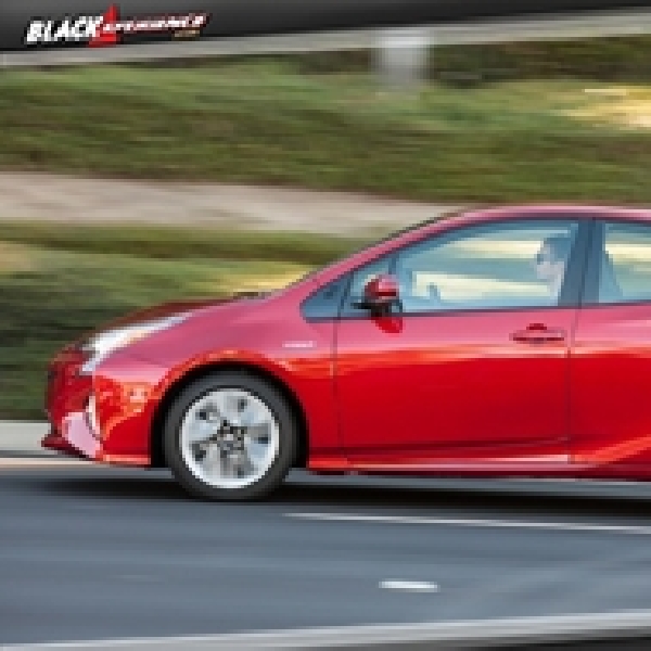 Toyota Prius Terbaru Bisa Berubah Jadi Mobil Drift