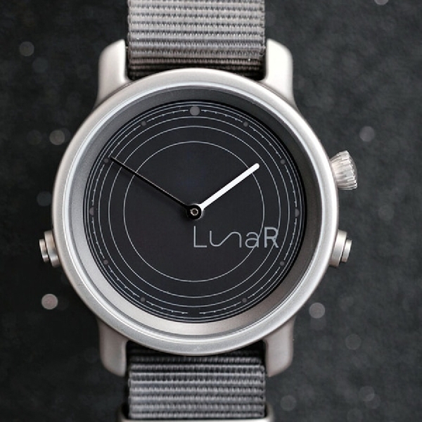 LunaR: Smartwatch Pertama Bertenaga Surya