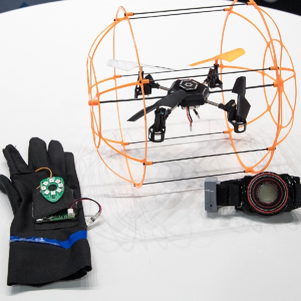 Aura, Drone Mini Kendali Gerakan Tangan