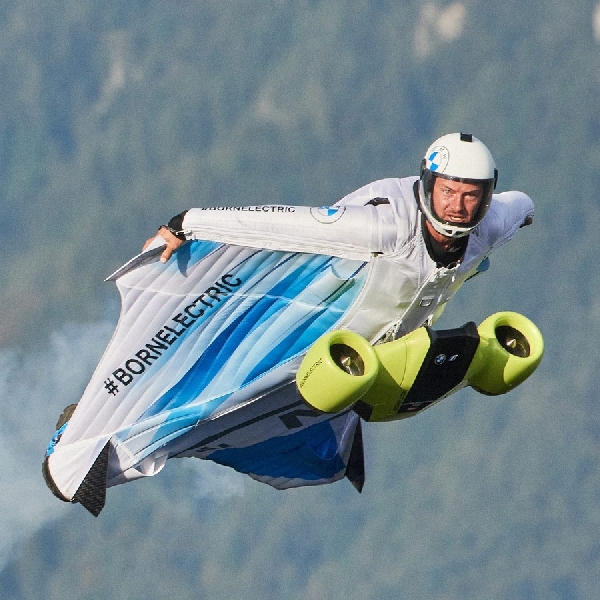 BMW Menggebrak dengan “Electrified Wingsuit” Tanpa Emisi