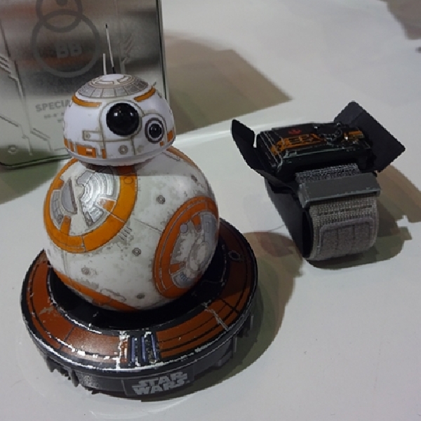  Gelang Ini Mampu Kontrol Robot BB-8 Hanya Dengan Gerakan Tangan