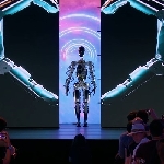Elon Musk Ungkap 2 Tesla Bots di Even AI Day 2022, Bumble C dan Optimus
