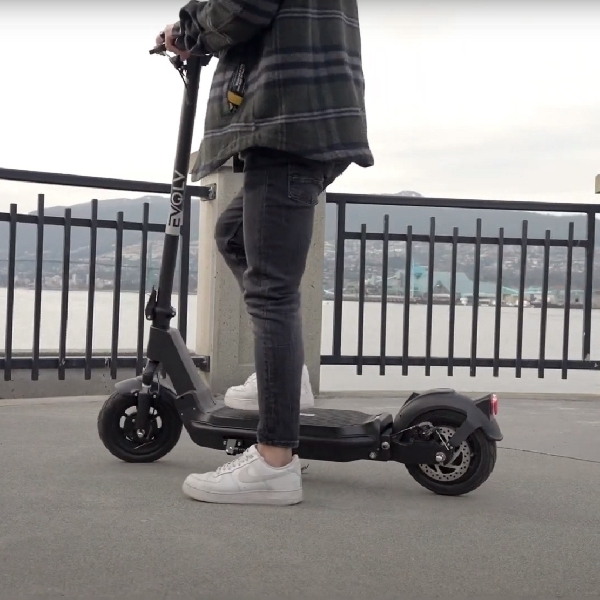 Evolv Stride E-Scooter, Skuter Listrik Full-Suspension Dengan Daya Jangkau Hingga 65 KM