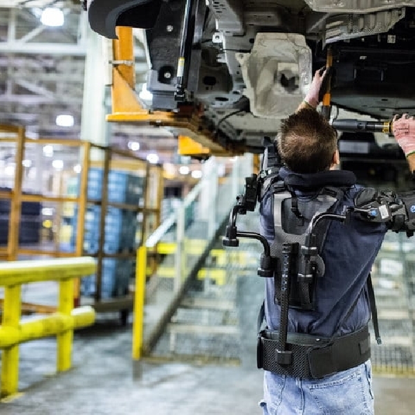 Pekerja Ford Gunakan EksoVest Guna Hindari Cidera 