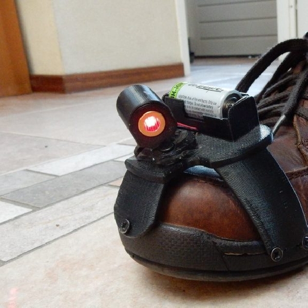 Sepatu Laser Ini Bantu Pengidap Parkinson untuk Kembali Berjalan dengan Normal