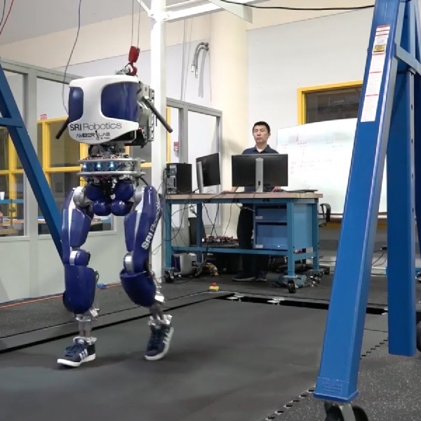 Wow, Robot Ini Dapat Berjalan Layaknya Manusia