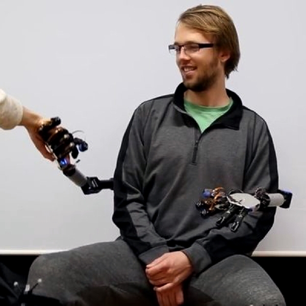 Metalimbs, Sistem Robot Mampukan Pengguna Miliki 2 Tangan Tambahan