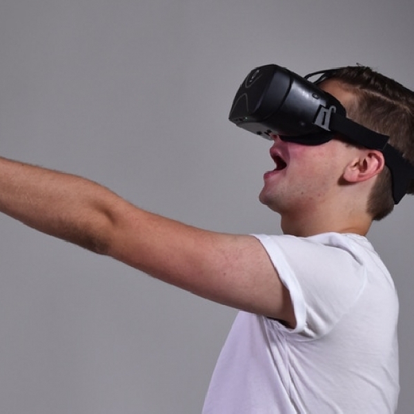 Headset VR ini Tanpa Kabel dan Tanpa Smartphone