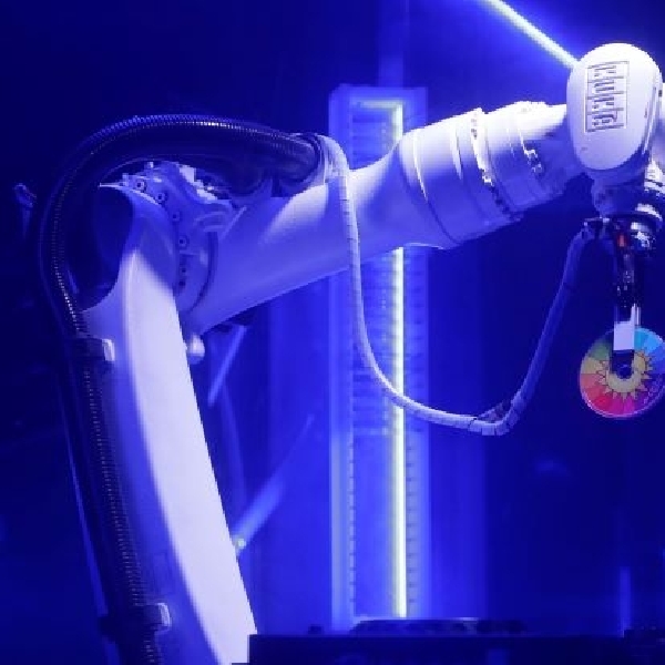 Kuka Robot DJ ini Mampu Memutar, Scratches  dan Berdansa 