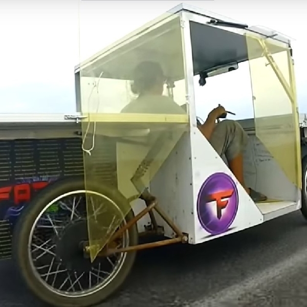 Seorang Pemuda Asal Rusia Berhasil Membuat Mobil Bertenaga Surya dengan Berbekal Bahan Seadanya