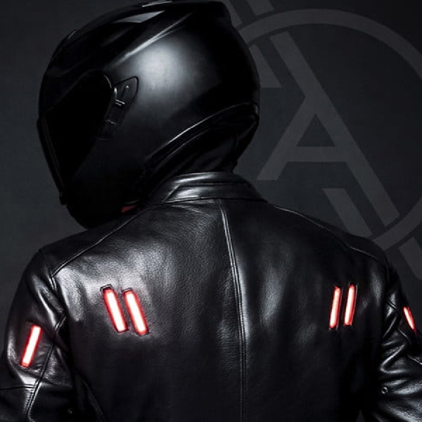 Jaket LED Tingkatkan Visibilitas Pengendara Sepeda Motor