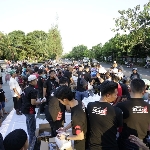 BCC Solo, Mobilizers Solo dan Oddysey Indonesia Chapter Solo berbagi Takjil on The Road