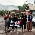 Berkejaran dengan Erupsi Semeru, BMC Indonesia Peduli Donasikan 30 Paket ke Warga Kamar Kajang Candipuro