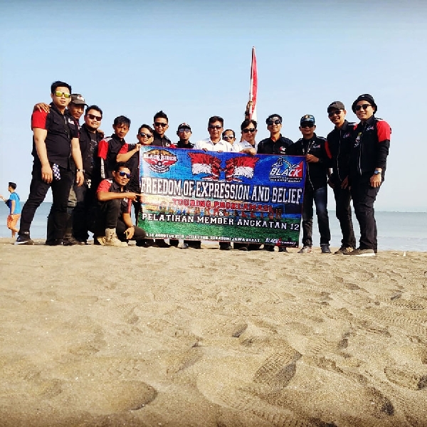Touring Proklamasi, 30 Member BMC Jakbar Gelar Upacara Bendera di Geopark Cileutuh