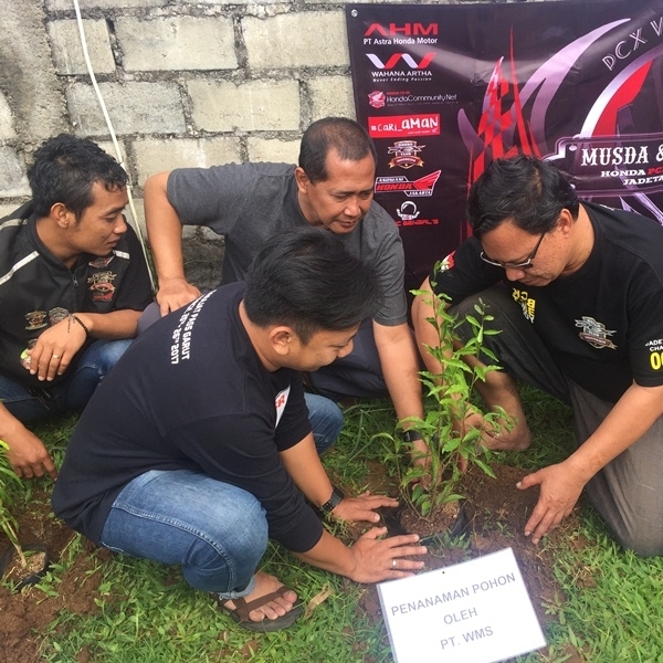Komunitas Honda PCX Turing Sembari Bakti Sosial