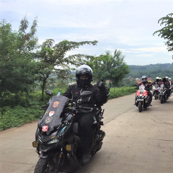 Komunitas Honda ADV Indonesia Sukses Gelar Turing dan Charity  ke Kampung Adat Gunung Dago 