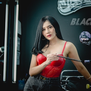 Anggy Novia, Suka Musik Jazz, Techno dan Whisky