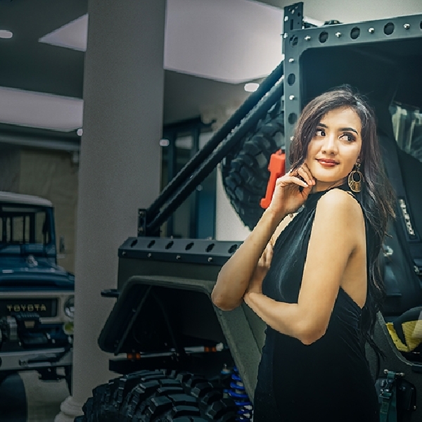 Aksi Menawan  Mustika di Belasan Mobil Mewah Nexx Luxury  Showroom
