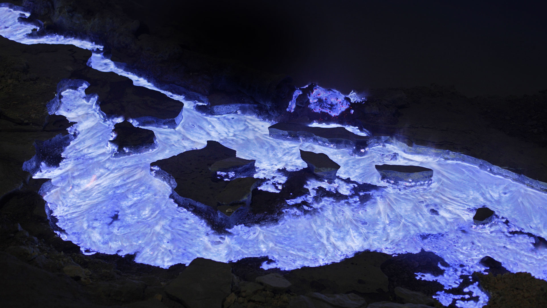 Fenomena Api Biru Kawah Ijen yang Mendunia - blackxperience.com